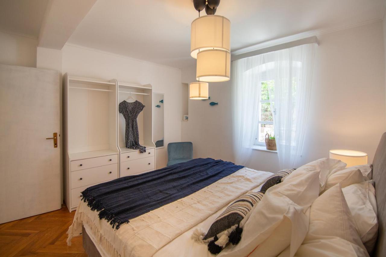 Apartments Mali Raj Komiža Buitenkant foto