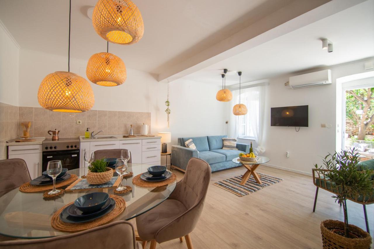 Apartments Mali Raj Komiža Buitenkant foto